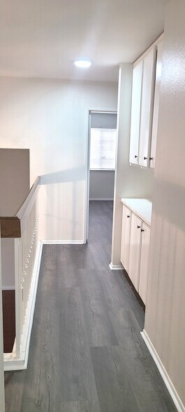 Building Photo - 10000 Hanna Ave