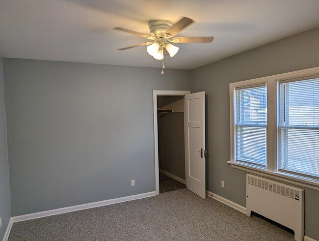 Building Photo - Renovated 3BR/1.5BA | 1,200 Sq Ft | Pet Fr...