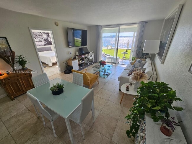 Building Photo - 3000 Marcos Dr