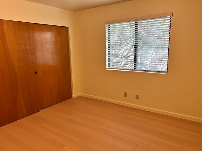 Building Photo - Grand Ave Barakat