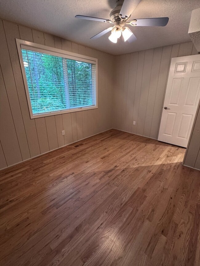 Building Photo - Spacious 4 Bed Home Backing to Private Woodland Trails! Finished Basement, Large Deck, Office, Pe...