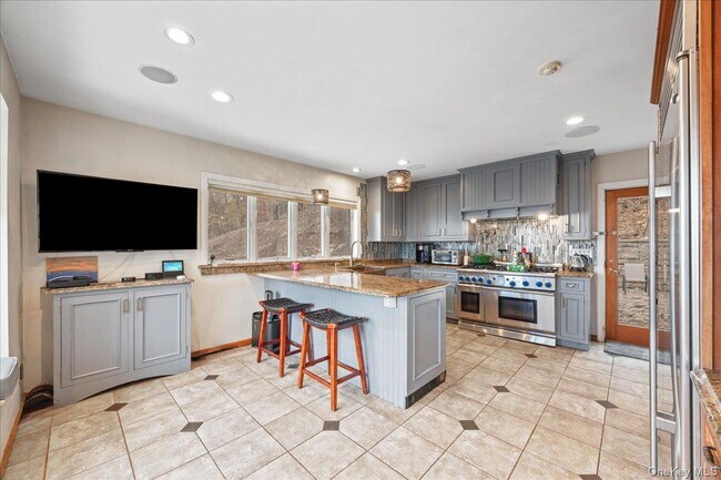 Building Photo - 772 US-9W