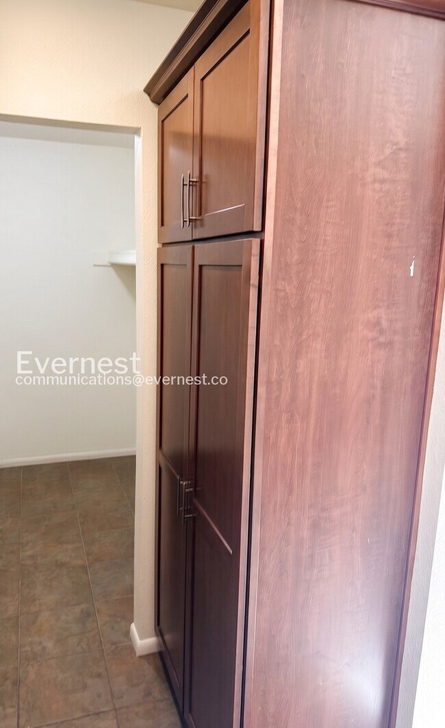 Building Photo - 3Bed/2Bath with Fenced Yard/ Available Now!