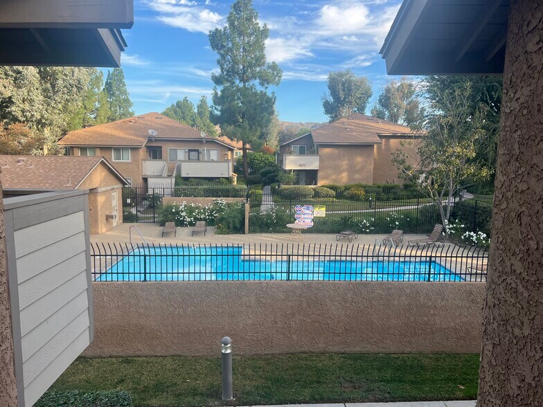 Building Photo - 4565 Alamo St