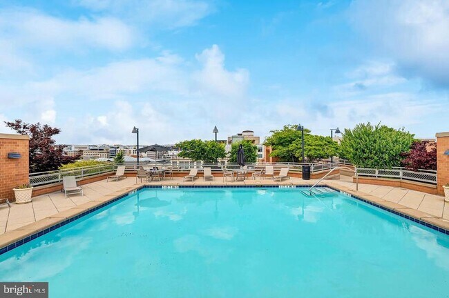 Building Photo - 616 E St NW