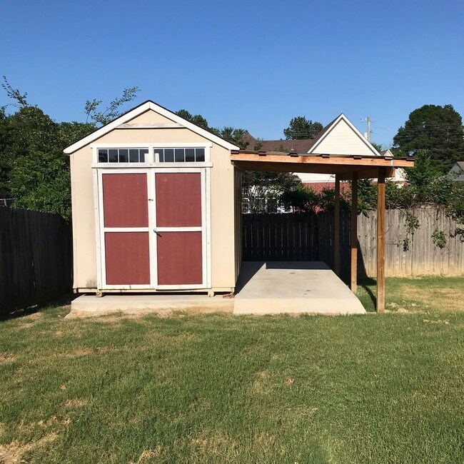 Building Photo - LVP FLOORING THROUGHOUT! 4 Bedrooms in Center Hill Elementary, Middle & High School District!