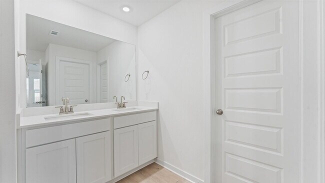 Building Photo - "Bright 4-Bedroom Haven with Scenic Views ...