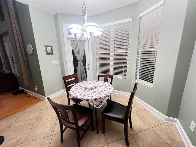 Building Photo - 584 Summerhill Dr