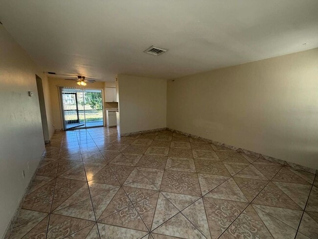 Building Photo - 605/607 SE 13th Ter