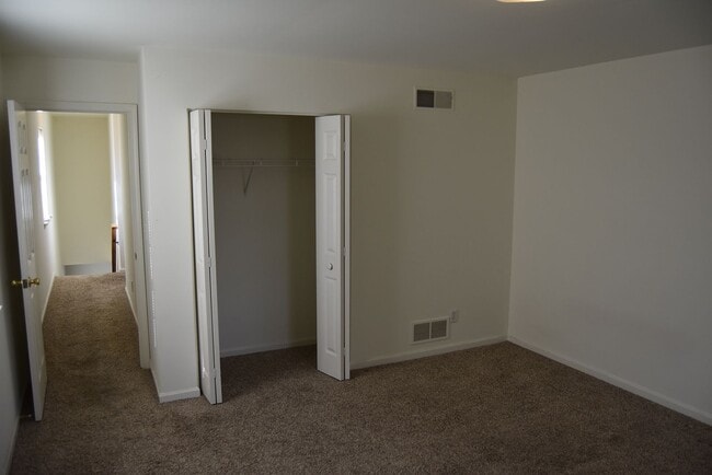 Building Photo - End Row Townhome w/ Garage
