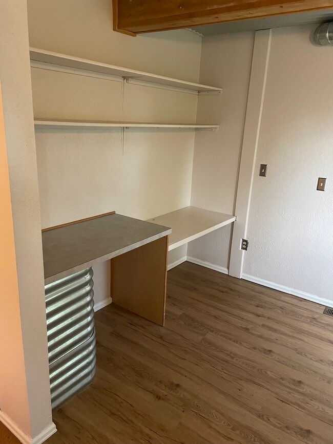Built-in desk/entertainment area - 600 E Glenwood Ave