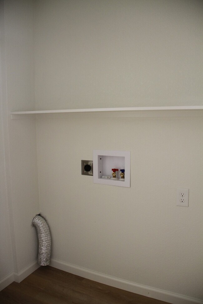 Building Photo - 608 Oak Dr