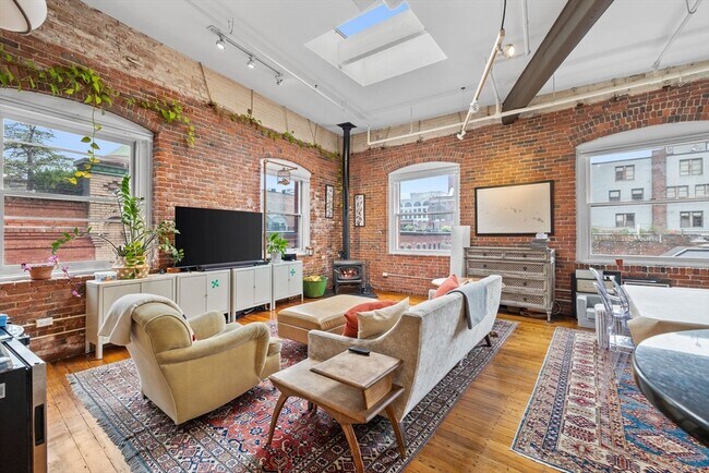 Primary Photo - 150 Lincoln St
