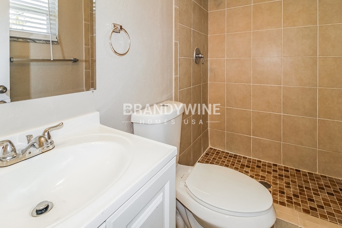 Building Photo - 3221 Thistlehill Dr