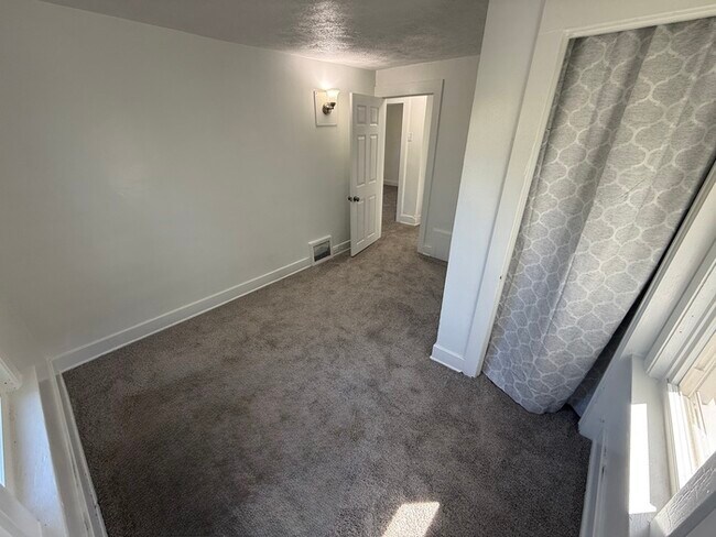 Building Photo - 5BR 1BA Home w/ Covered Patio • New Kitchen • Off-Street Parking in Akron