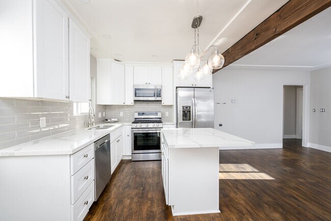 Building Photo - 3139 Nimitz Blvd, San Diego, CA 92106