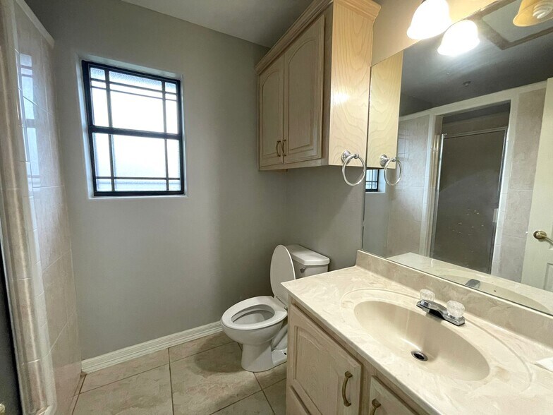 Building Photo - 4901 La Vista St