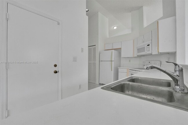 Building Photo - 10660 SW 20th Ct