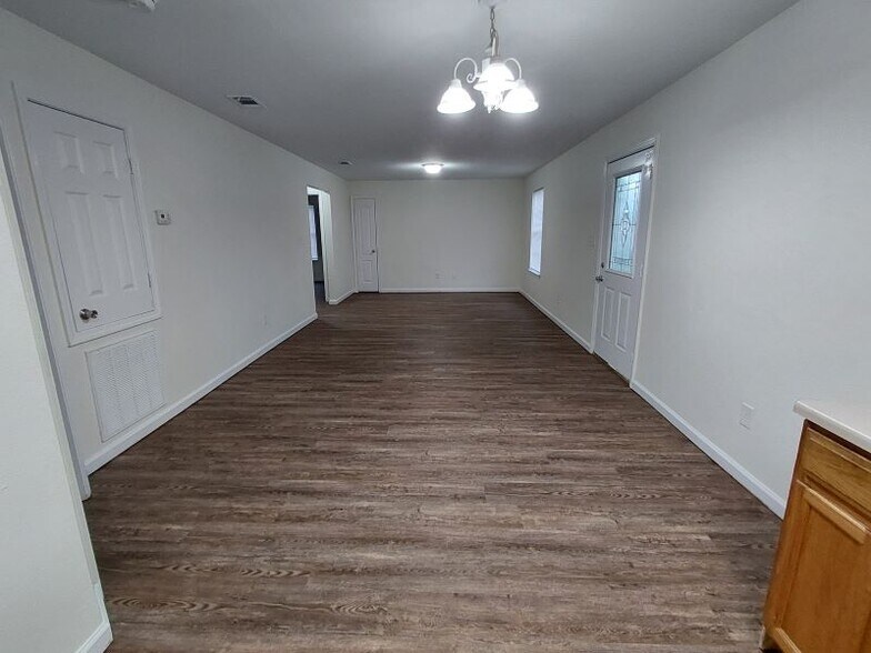 Building Photo - 15143 Deer Creek Dr