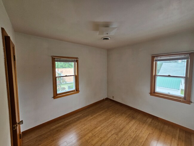 Building Photo - 324 E Parkinson St