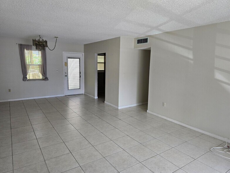 Building Photo - 1800 N Lauderdale Ave