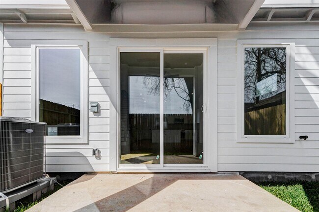 Building Photo - 112 Luetta St