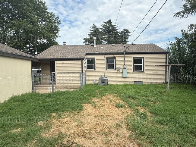 Building Photo - $1100 - 2 bedroom / 1 bathroom - Haysville...