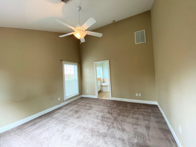 Building Photo - 3 bedroom, 2 bath with Bonus room - Hampst...
