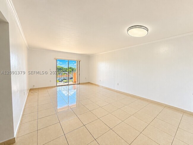 Building Photo - 1075 W 68th St