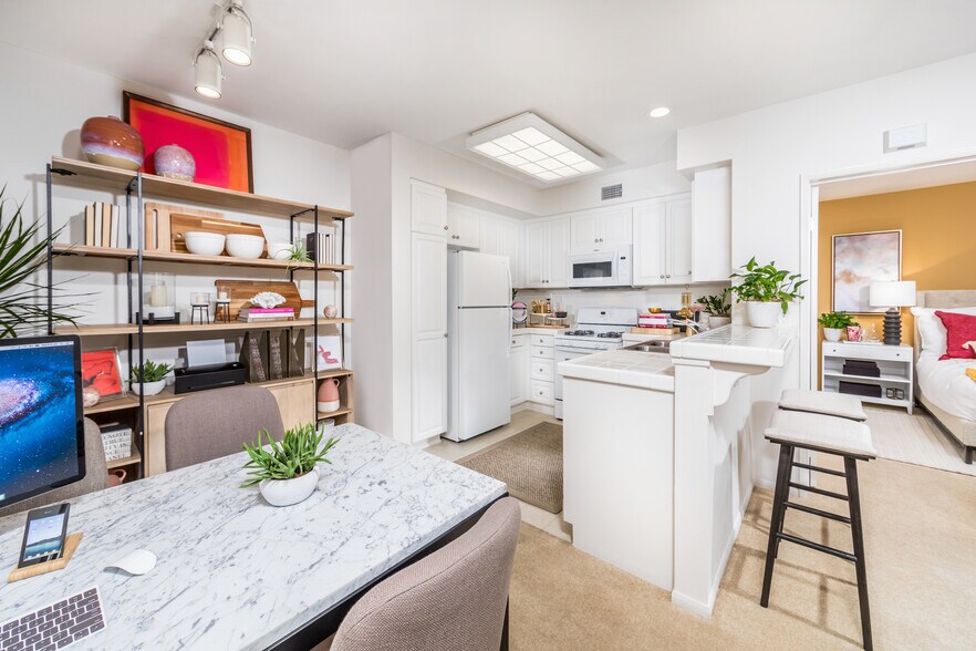 Woodbury Square Apartment Homes 100 Piedmont Irvine CA 92620