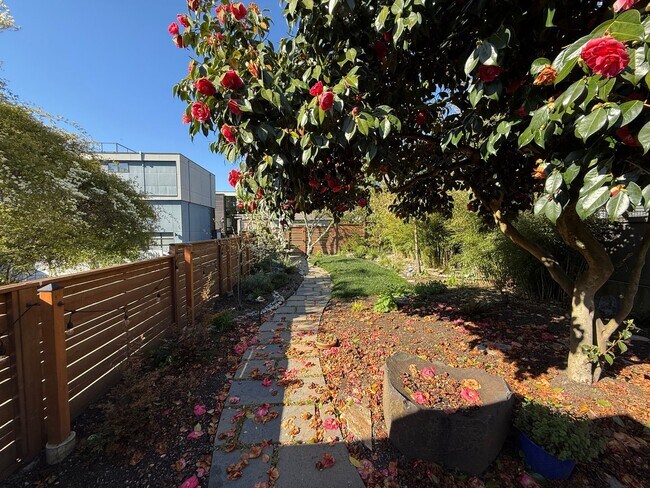 Building Photo - Stunning 4 Bed 4 Bath Home Steps from Golden Gardens in Ballard with MIL Suite