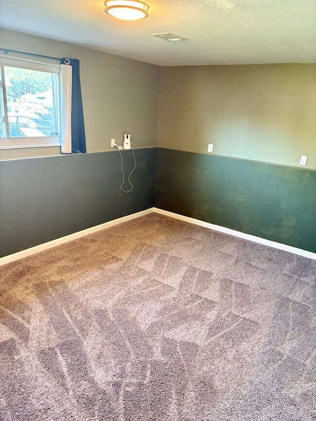 Building Photo - 3 Bedroom Home with Large Yard