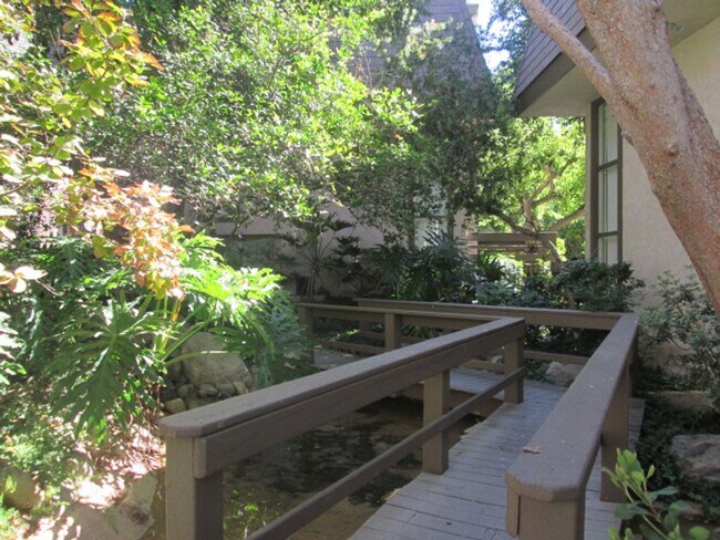 Building Photo - Northridge 3+2.5 in gated community w/pool...