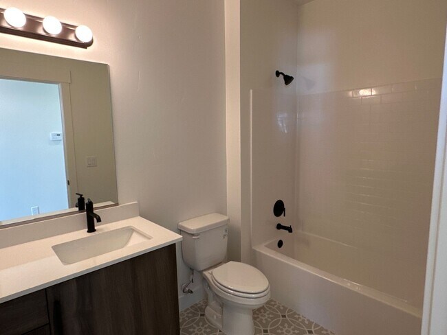 Building Photo - 3 bed plus office / 2.5 bath / 3 car Singl...