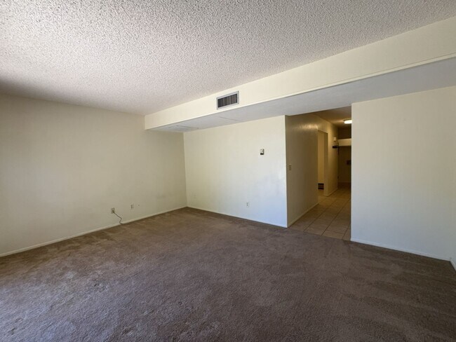 Building Photo - Large 2 bedroom 1.5 bath - Available Now!