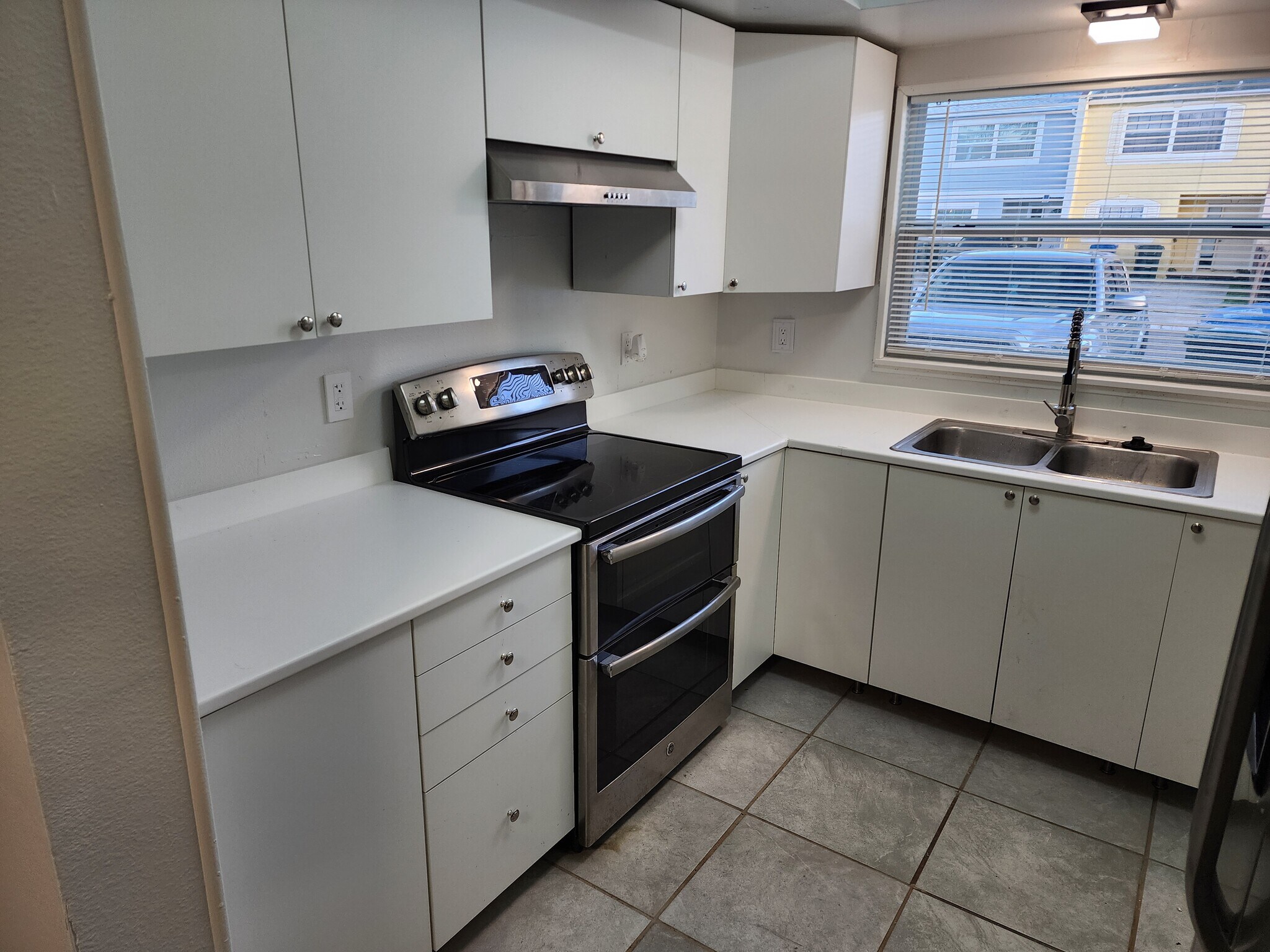 Kitchen 2 - 3001 S Pines Dr