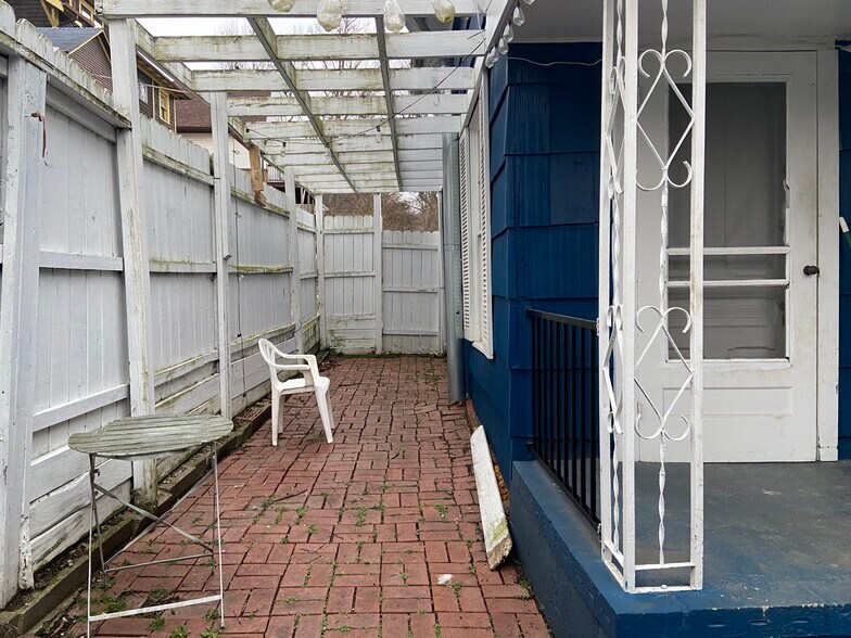 Building Photo - 146 E State St