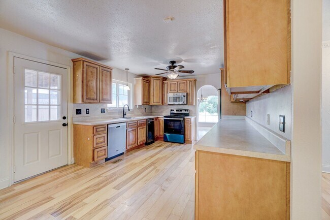 Building Photo - Spacious 4-Bedroom Home with Modern Amenities & Ideal Location Near Lake Hefner in OKC!