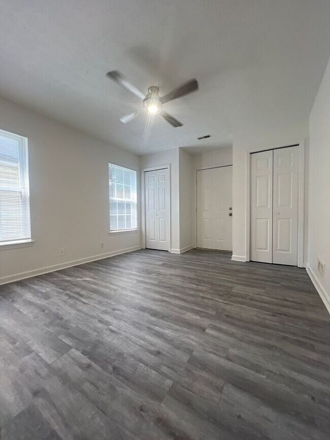 Building Photo - 3415 River Park Dr
