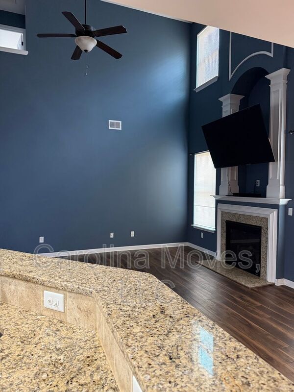 Building Photo - 451 Riverdale Rd