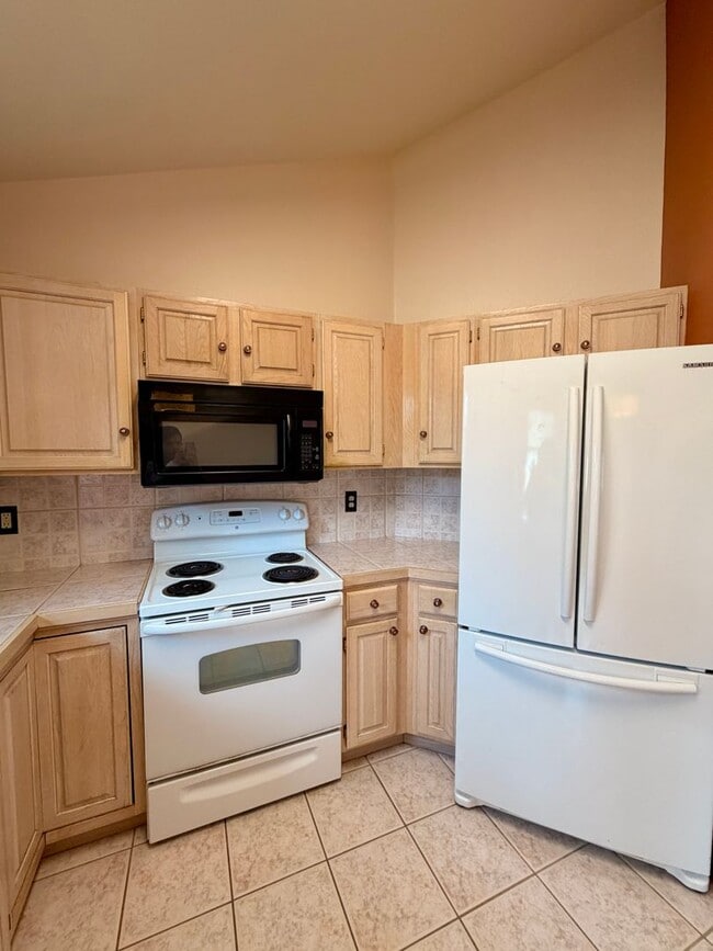 Building Photo - 5-Bed, 2.5-Bath Home Near MacIntosh Lake with Hardwood Floors, Gas Fireplace, and Finished Basement