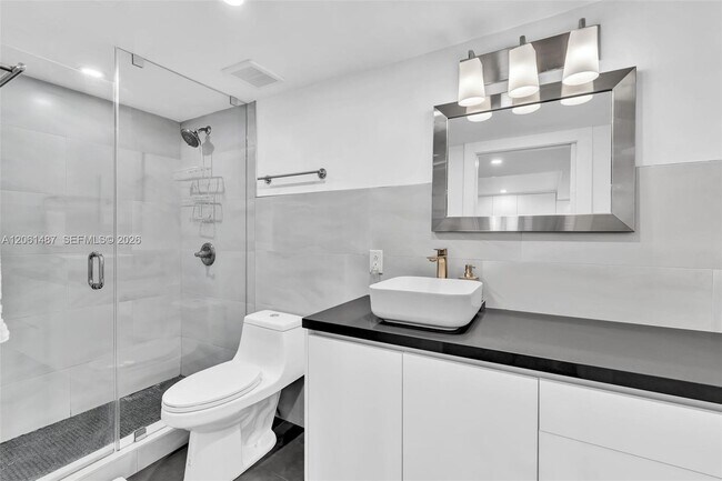 Building Photo - 2301 Collins Ave