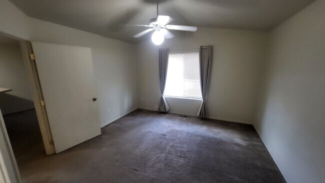 Building Photo - 562 NE Negus Loop