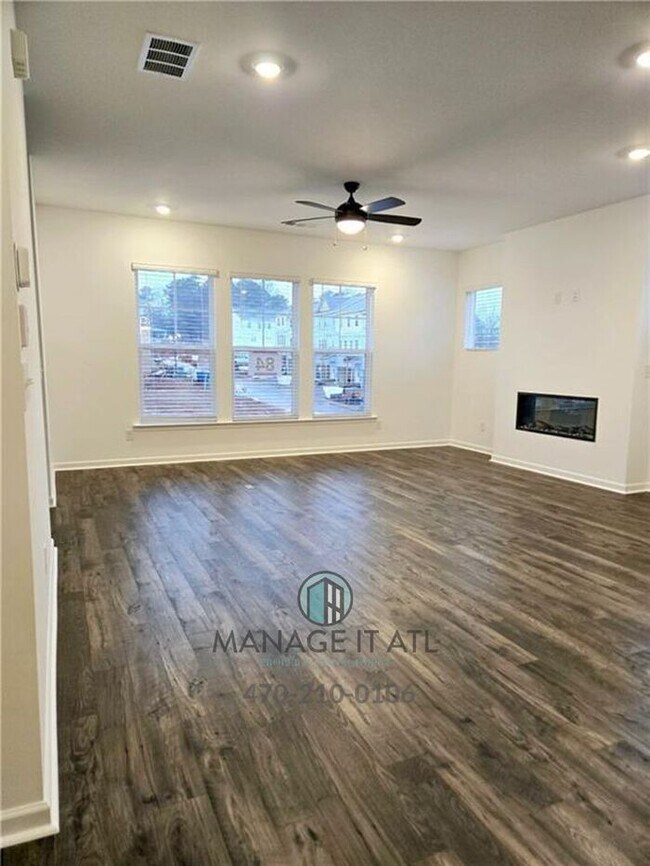 Building Photo - Beautiful End-Unit three-story townhome in Tucker