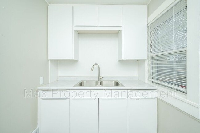 Building Photo - 308 E Hillside Ave