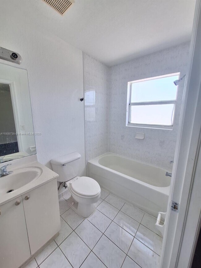 Building Photo - 1654 SE 31st Ct