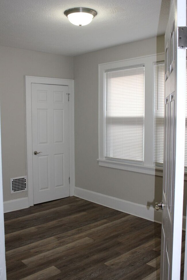 Building Photo - 3 bedroom 2 bath