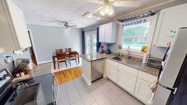 Building Photo - Fully Renovated 3 Bedroom GEM close to sho...