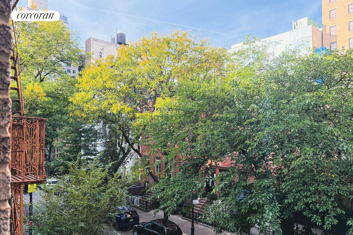 Building Photo - 128 W 13th St