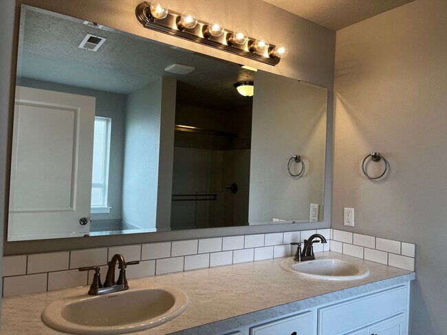 Building Photo - Never Lived in Brand New 4 bedroom 2 bathroom Home in Middleton.